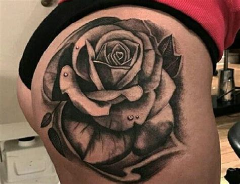 tatuajes para la nalga mujeres|Tatuajes femeninos en la nalga